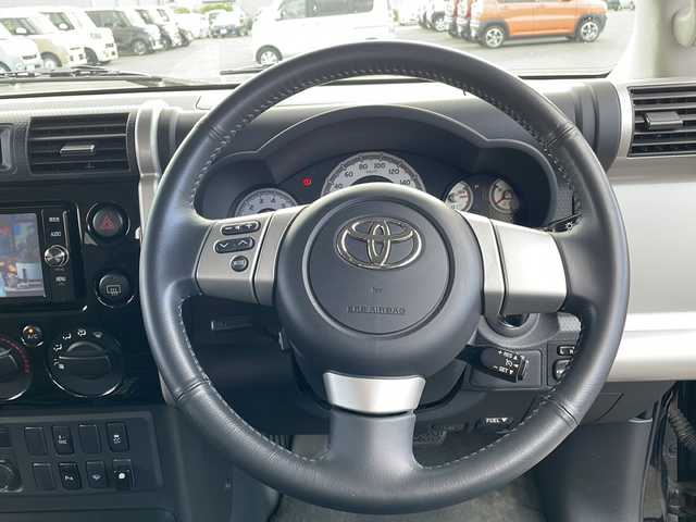 トヨタ ＦＪクルーザー カラーパッケージ 岩手県 2016(平28)年 5.7万km 黒 純正ＳＤナビ　/ＡＭ／ＦＭ／Ｂｌｕｅｔｏｏｔｈ／ＣＤ／ＤＶＤ/バックカメラ　/フルセグＴＶ/コーナーセンサー　/横滑り防止装置　/クルーズコントロール/純正ＥＴＣ　　/純正ＡＷ付きスタッドレスタイヤ積み込み　/スペアキー　/純正フロアマット/純正ドアバイザー/フォグランプ/保証書/取扱説明書/ワンオーナー