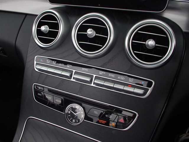 メルセデス・ベンツ Ｃ１８０ カブリオレ スポーツ 埼玉県 2018(平30)年 4.1万km 白 ブラックレザーシート/アダプティブクルーズコントロール/レーダーセーフティパッケージ/ヘッドアップディスプレイ/ブラインドスポットモニター/バックカメラ/純正ナビ/フルセグTV/ドラレコ/ETC/シートヒーター/シートポジションメモリー機能