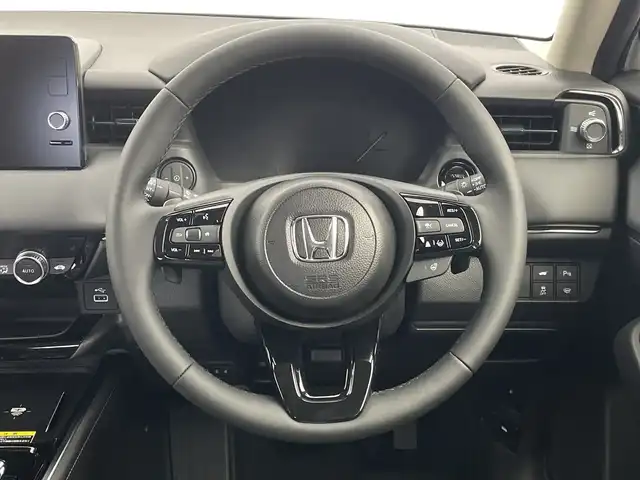 ホンダ ヴェゼル ハイブリッド e:HEV Z 新潟県 2025(令7)年 0.1千km プラチナホワイトパール 4WD/純正メモリナビ/フルセグTV/Bluetooth/AppleCarPlay/AndroidAuto/ホンダセンシング/・衝突被害軽減ブレーキ/・先行車発進お知らせ機能/・歩行者事故低減ステアリング/・路外逸脱抑制機能/・標識認識機能/・渋滞追従機能付アダプティブクルーズコントロール/・車線維持支援システム/・誤発進抑制機能/・トラフィックジャムアシスト(渋滞運転支援機能)/・ブラインドスポットインフォメーション/・後方誤発進抑制機能/・近距離衝突軽減ブレーキ/・急アクセル抑制機能/・パーキングセンサーシステム/・後退出庫サポート/・オートハイビーム/・アダプティブドライビングビーム/ハーフレザーシート/前席シートヒーター/バックモニター/ワイヤレス充電/ステアリングヒーター/パドルシフト/レザーステアリング/ステアリングスイッチ/禁煙車