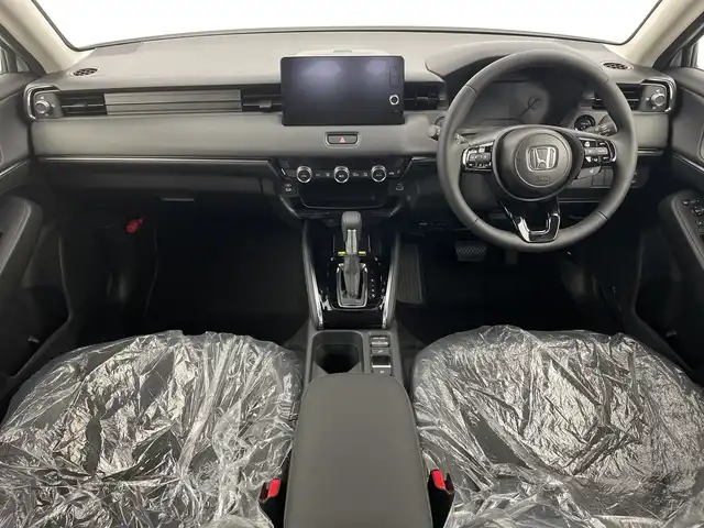 ホンダ ヴェゼル ハイブリッド e:HEV Z 新潟県 2025(令7)年 0.1千km プラチナホワイトパール 4WD/純正メモリナビ/フルセグTV/Bluetooth/AppleCarPlay/AndroidAuto/ホンダセンシング/・衝突被害軽減ブレーキ/・先行車発進お知らせ機能/・歩行者事故低減ステアリング/・路外逸脱抑制機能/・標識認識機能/・渋滞追従機能付アダプティブクルーズコントロール/・車線維持支援システム/・誤発進抑制機能/・トラフィックジャムアシスト(渋滞運転支援機能)/・ブラインドスポットインフォメーション/・後方誤発進抑制機能/・近距離衝突軽減ブレーキ/・急アクセル抑制機能/・パーキングセンサーシステム/・後退出庫サポート/・オートハイビーム/・アダプティブドライビングビーム/ハーフレザーシート/前席シートヒーター/バックモニター/ワイヤレス充電/ステアリングヒーター/パドルシフト/レザーステアリング/ステアリングスイッチ/禁煙車
