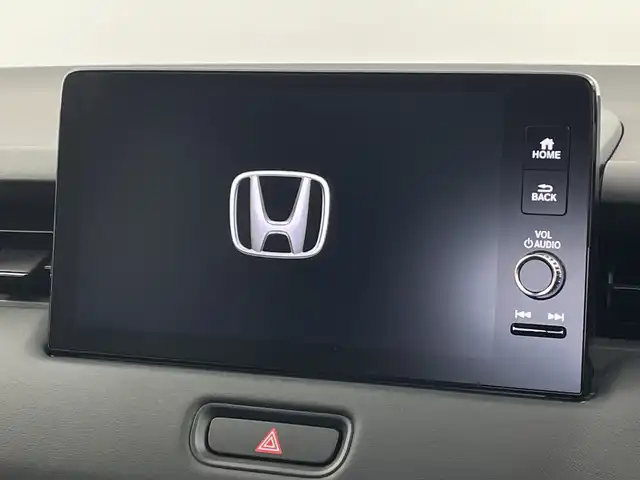 ホンダ ヴェゼル ハイブリッド e:HEV Z 新潟県 2025(令7)年 0.1千km プラチナホワイトパール 4WD/純正メモリナビ/フルセグTV/Bluetooth/AppleCarPlay/AndroidAuto/ホンダセンシング/・衝突被害軽減ブレーキ/・先行車発進お知らせ機能/・歩行者事故低減ステアリング/・路外逸脱抑制機能/・標識認識機能/・渋滞追従機能付アダプティブクルーズコントロール/・車線維持支援システム/・誤発進抑制機能/・トラフィックジャムアシスト(渋滞運転支援機能)/・ブラインドスポットインフォメーション/・後方誤発進抑制機能/・近距離衝突軽減ブレーキ/・急アクセル抑制機能/・パーキングセンサーシステム/・後退出庫サポート/・オートハイビーム/・アダプティブドライビングビーム/ハーフレザーシート/前席シートヒーター/バックモニター/ワイヤレス充電/ステアリングヒーター/パドルシフト/レザーステアリング/ステアリングスイッチ/禁煙車