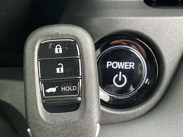 ホンダ ヴェゼル ハイブリッド e:HEV Z 新潟県 2025(令7)年 0.1千km プラチナホワイトパール 4WD/純正メモリナビ/フルセグTV/Bluetooth/AppleCarPlay/AndroidAuto/ホンダセンシング/・衝突被害軽減ブレーキ/・先行車発進お知らせ機能/・歩行者事故低減ステアリング/・路外逸脱抑制機能/・標識認識機能/・渋滞追従機能付アダプティブクルーズコントロール/・車線維持支援システム/・誤発進抑制機能/・トラフィックジャムアシスト(渋滞運転支援機能)/・ブラインドスポットインフォメーション/・後方誤発進抑制機能/・近距離衝突軽減ブレーキ/・急アクセル抑制機能/・パーキングセンサーシステム/・後退出庫サポート/・オートハイビーム/・アダプティブドライビングビーム/ハーフレザーシート/前席シートヒーター/バックモニター/ワイヤレス充電/ステアリングヒーター/パドルシフト/レザーステアリング/ステアリングスイッチ/禁煙車