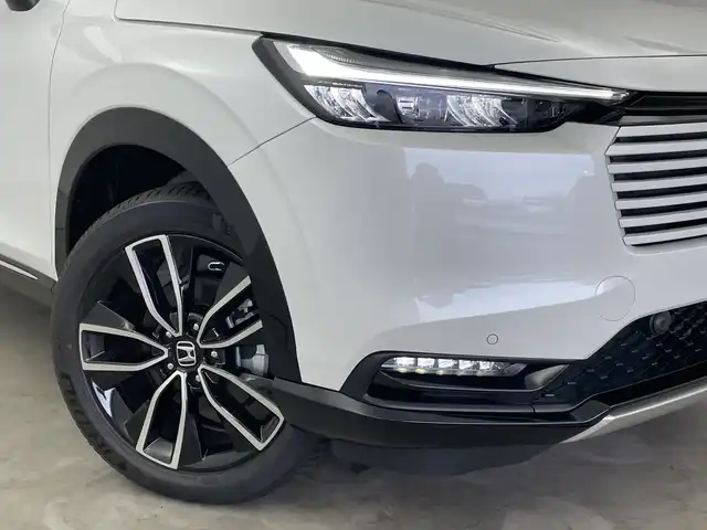 ホンダ ヴェゼル ハイブリッド e:HEV Z 新潟県 2025(令7)年 0.1千km プラチナホワイトパール 4WD/純正メモリナビ/フルセグTV/Bluetooth/AppleCarPlay/AndroidAuto/ホンダセンシング/・衝突被害軽減ブレーキ/・先行車発進お知らせ機能/・歩行者事故低減ステアリング/・路外逸脱抑制機能/・標識認識機能/・渋滞追従機能付アダプティブクルーズコントロール/・車線維持支援システム/・誤発進抑制機能/・トラフィックジャムアシスト(渋滞運転支援機能)/・ブラインドスポットインフォメーション/・後方誤発進抑制機能/・近距離衝突軽減ブレーキ/・急アクセル抑制機能/・パーキングセンサーシステム/・後退出庫サポート/・オートハイビーム/・アダプティブドライビングビーム/ハーフレザーシート/前席シートヒーター/バックモニター/ワイヤレス充電/ステアリングヒーター/パドルシフト/レザーステアリング/ステアリングスイッチ/禁煙車