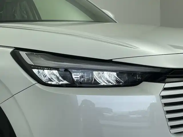 ホンダ ヴェゼル ハイブリッド e:HEV Z 新潟県 2025(令7)年 0.1千km プラチナホワイトパール 4WD/純正メモリナビ/フルセグTV/Bluetooth/AppleCarPlay/AndroidAuto/ホンダセンシング/・衝突被害軽減ブレーキ/・先行車発進お知らせ機能/・歩行者事故低減ステアリング/・路外逸脱抑制機能/・標識認識機能/・渋滞追従機能付アダプティブクルーズコントロール/・車線維持支援システム/・誤発進抑制機能/・トラフィックジャムアシスト(渋滞運転支援機能)/・ブラインドスポットインフォメーション/・後方誤発進抑制機能/・近距離衝突軽減ブレーキ/・急アクセル抑制機能/・パーキングセンサーシステム/・後退出庫サポート/・オートハイビーム/・アダプティブドライビングビーム/ハーフレザーシート/前席シートヒーター/バックモニター/ワイヤレス充電/ステアリングヒーター/パドルシフト/レザーステアリング/ステアリングスイッチ/禁煙車