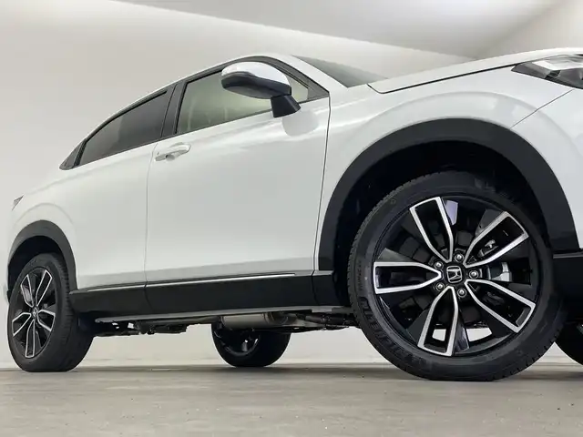 ホンダ ヴェゼル ハイブリッド e:HEV Z 新潟県 2025(令7)年 0.1千km プラチナホワイトパール 4WD/純正メモリナビ/フルセグTV/Bluetooth/AppleCarPlay/AndroidAuto/ホンダセンシング/・衝突被害軽減ブレーキ/・先行車発進お知らせ機能/・歩行者事故低減ステアリング/・路外逸脱抑制機能/・標識認識機能/・渋滞追従機能付アダプティブクルーズコントロール/・車線維持支援システム/・誤発進抑制機能/・トラフィックジャムアシスト(渋滞運転支援機能)/・ブラインドスポットインフォメーション/・後方誤発進抑制機能/・近距離衝突軽減ブレーキ/・急アクセル抑制機能/・パーキングセンサーシステム/・後退出庫サポート/・オートハイビーム/・アダプティブドライビングビーム/ハーフレザーシート/前席シートヒーター/バックモニター/ワイヤレス充電/ステアリングヒーター/パドルシフト/レザーステアリング/ステアリングスイッチ/禁煙車