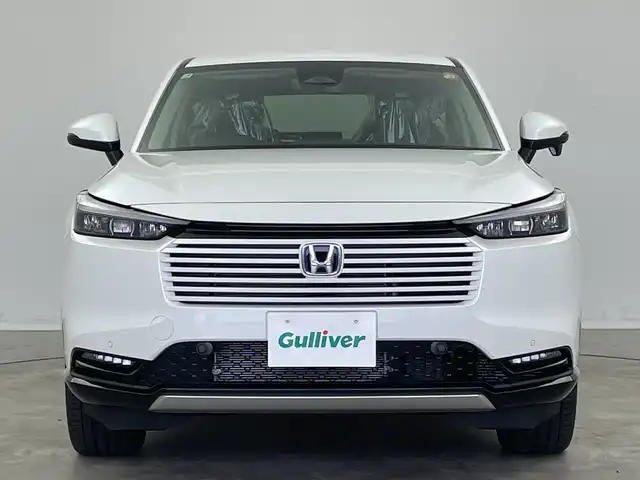 ホンダ ヴェゼル ハイブリッド e:HEV Z 新潟県 2025(令7)年 0.1千km プラチナホワイトパール 4WD/純正メモリナビ/フルセグTV/Bluetooth/AppleCarPlay/AndroidAuto/ホンダセンシング/・衝突被害軽減ブレーキ/・先行車発進お知らせ機能/・歩行者事故低減ステアリング/・路外逸脱抑制機能/・標識認識機能/・渋滞追従機能付アダプティブクルーズコントロール/・車線維持支援システム/・誤発進抑制機能/・トラフィックジャムアシスト(渋滞運転支援機能)/・ブラインドスポットインフォメーション/・後方誤発進抑制機能/・近距離衝突軽減ブレーキ/・急アクセル抑制機能/・パーキングセンサーシステム/・後退出庫サポート/・オートハイビーム/・アダプティブドライビングビーム/ハーフレザーシート/前席シートヒーター/バックモニター/ワイヤレス充電/ステアリングヒーター/パドルシフト/レザーステアリング/ステアリングスイッチ/禁煙車