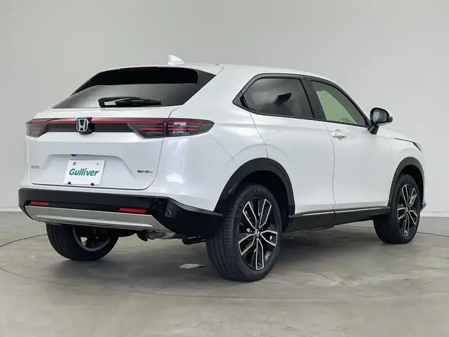 ホンダ ヴェゼル ハイブリッド e:HEV Z 新潟県 2025(令7)年 0.1千km プラチナホワイトパール 4WD/純正メモリナビ/フルセグTV/Bluetooth/AppleCarPlay/AndroidAuto/ホンダセンシング/・衝突被害軽減ブレーキ/・先行車発進お知らせ機能/・歩行者事故低減ステアリング/・路外逸脱抑制機能/・標識認識機能/・渋滞追従機能付アダプティブクルーズコントロール/・車線維持支援システム/・誤発進抑制機能/・トラフィックジャムアシスト(渋滞運転支援機能)/・ブラインドスポットインフォメーション/・後方誤発進抑制機能/・近距離衝突軽減ブレーキ/・急アクセル抑制機能/・パーキングセンサーシステム/・後退出庫サポート/・オートハイビーム/・アダプティブドライビングビーム/ハーフレザーシート/前席シートヒーター/バックモニター/ワイヤレス充電/ステアリングヒーター/パドルシフト/レザーステアリング/ステアリングスイッチ/禁煙車