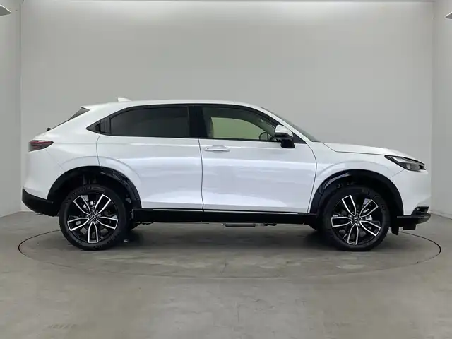 ホンダ ヴェゼル ハイブリッド e:HEV Z 新潟県 2025(令7)年 0.1千km プラチナホワイトパール 4WD/純正メモリナビ/フルセグTV/Bluetooth/AppleCarPlay/AndroidAuto/ホンダセンシング/・衝突被害軽減ブレーキ/・先行車発進お知らせ機能/・歩行者事故低減ステアリング/・路外逸脱抑制機能/・標識認識機能/・渋滞追従機能付アダプティブクルーズコントロール/・車線維持支援システム/・誤発進抑制機能/・トラフィックジャムアシスト(渋滞運転支援機能)/・ブラインドスポットインフォメーション/・後方誤発進抑制機能/・近距離衝突軽減ブレーキ/・急アクセル抑制機能/・パーキングセンサーシステム/・後退出庫サポート/・オートハイビーム/・アダプティブドライビングビーム/ハーフレザーシート/前席シートヒーター/バックモニター/ワイヤレス充電/ステアリングヒーター/パドルシフト/レザーステアリング/ステアリングスイッチ/禁煙車
