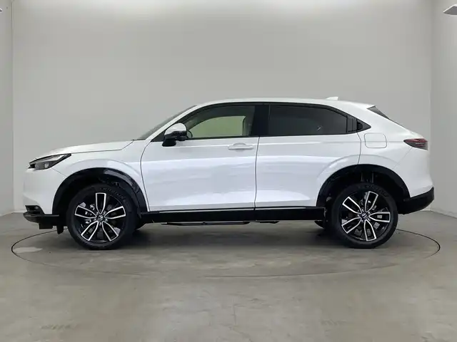 ホンダ ヴェゼル ハイブリッド e:HEV Z 新潟県 2025(令7)年 0.1千km プラチナホワイトパール 4WD/純正メモリナビ/フルセグTV/Bluetooth/AppleCarPlay/AndroidAuto/ホンダセンシング/・衝突被害軽減ブレーキ/・先行車発進お知らせ機能/・歩行者事故低減ステアリング/・路外逸脱抑制機能/・標識認識機能/・渋滞追従機能付アダプティブクルーズコントロール/・車線維持支援システム/・誤発進抑制機能/・トラフィックジャムアシスト(渋滞運転支援機能)/・ブラインドスポットインフォメーション/・後方誤発進抑制機能/・近距離衝突軽減ブレーキ/・急アクセル抑制機能/・パーキングセンサーシステム/・後退出庫サポート/・オートハイビーム/・アダプティブドライビングビーム/ハーフレザーシート/前席シートヒーター/バックモニター/ワイヤレス充電/ステアリングヒーター/パドルシフト/レザーステアリング/ステアリングスイッチ/禁煙車