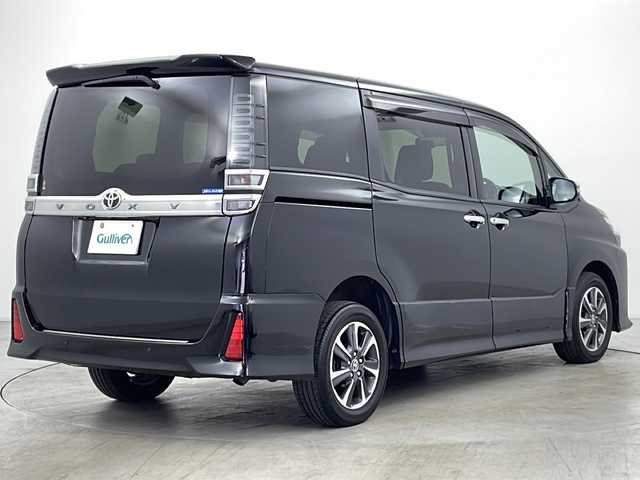 トヨタ ヴォクシー ZS 煌Ⅲ 道央・札幌 2021(令3)年 4.6万km ブラック ・４WD/・寒冷地仕様/・社外SDナビ(CD&DVD&SDBT&USB&フルセグ)/・衝突軽減ブレーキ/・レーンキープアシスト/・社外フリップダウンモニター/・両側パワースライドドア/・ドアミラーヒーター/・社外ドラレコ(前後)/・社外レーダー/・バックカメラ/・純正エンスタ/・スマートキー/・スペアキー/・LEDヘッドライト/・LEDフォグライト/・純正１６インチAW/・純正AW冬タイヤ積み込み/・ワンオーナー