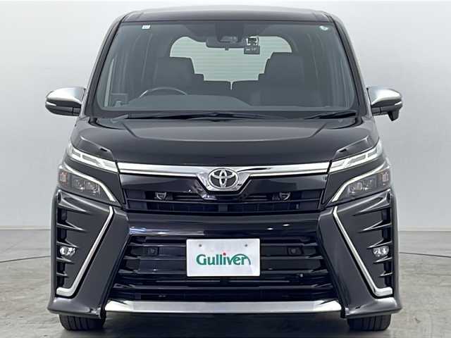 トヨタ ヴォクシー ZS 煌Ⅲ 道央・札幌 2021(令3)年 4.6万km ブラック ・４WD/・寒冷地仕様/・社外SDナビ(CD&DVD&SDBT&USB&フルセグ)/・衝突軽減ブレーキ/・レーンキープアシスト/・社外フリップダウンモニター/・両側パワースライドドア/・ドアミラーヒーター/・社外ドラレコ(前後)/・社外レーダー/・バックカメラ/・純正エンスタ/・スマートキー/・スペアキー/・LEDヘッドライト/・LEDフォグライト/・純正１６インチAW/・純正AW冬タイヤ積み込み/・ワンオーナー