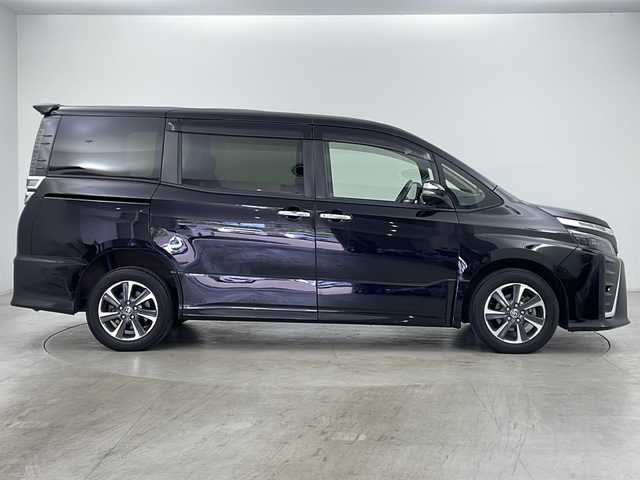 トヨタ ヴォクシー ZS 煌Ⅲ 道央・札幌 2021(令3)年 4.6万km ブラック ・４WD/・寒冷地仕様/・社外SDナビ(CD&DVD&SDBT&USB&フルセグ)/・衝突軽減ブレーキ/・レーンキープアシスト/・社外フリップダウンモニター/・両側パワースライドドア/・ドアミラーヒーター/・社外ドラレコ(前後)/・社外レーダー/・バックカメラ/・純正エンスタ/・スマートキー/・スペアキー/・LEDヘッドライト/・LEDフォグライト/・純正１６インチAW/・純正AW冬タイヤ積み込み/・ワンオーナー
