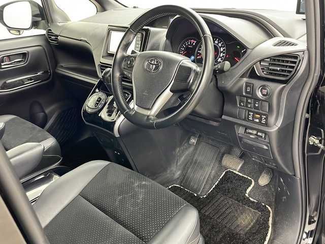 トヨタ ヴォクシー ZS 煌Ⅲ 道央・札幌 2021(令3)年 4.6万km ブラック ・４WD/・寒冷地仕様/・社外SDナビ(CD&DVD&SDBT&USB&フルセグ)/・衝突軽減ブレーキ/・レーンキープアシスト/・社外フリップダウンモニター/・両側パワースライドドア/・ドアミラーヒーター/・社外ドラレコ(前後)/・社外レーダー/・バックカメラ/・純正エンスタ/・スマートキー/・スペアキー/・LEDヘッドライト/・LEDフォグライト/・純正１６インチAW/・純正AW冬タイヤ積み込み/・ワンオーナー