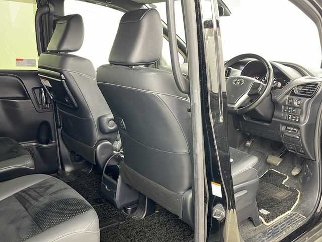 トヨタ ヴォクシー ZS 煌Ⅲ 道央・札幌 2021(令3)年 4.6万km ブラック ・４WD/・寒冷地仕様/・社外SDナビ(CD&DVD&SDBT&USB&フルセグ)/・衝突軽減ブレーキ/・レーンキープアシスト/・社外フリップダウンモニター/・両側パワースライドドア/・ドアミラーヒーター/・社外ドラレコ(前後)/・社外レーダー/・バックカメラ/・純正エンスタ/・スマートキー/・スペアキー/・LEDヘッドライト/・LEDフォグライト/・純正１６インチAW/・純正AW冬タイヤ積み込み/・ワンオーナー