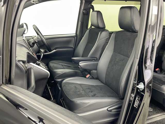 トヨタ ヴォクシー ZS 煌Ⅲ 道央・札幌 2021(令3)年 4.6万km ブラック ・４WD/・寒冷地仕様/・社外SDナビ(CD&DVD&SDBT&USB&フルセグ)/・衝突軽減ブレーキ/・レーンキープアシスト/・社外フリップダウンモニター/・両側パワースライドドア/・ドアミラーヒーター/・社外ドラレコ(前後)/・社外レーダー/・バックカメラ/・純正エンスタ/・スマートキー/・スペアキー/・LEDヘッドライト/・LEDフォグライト/・純正１６インチAW/・純正AW冬タイヤ積み込み/・ワンオーナー
