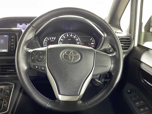 トヨタ ヴォクシー V 沖縄県 2016(平28)年 7.9万km ホワイトパールクリスタルシャイン 禁煙車　/ワンオーナー　/純正ナビ　フルセグ　Ｂｌｕｅｔｏｏｔｈ　ＤＶＤ　ＣＤ　/純正11インチフリップダウンモニター　/両側パワースライドドア　/プリクラッシュセーフティ　/車線逸脱警報/クルーズコントロール　/バックカメラ