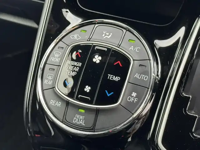 トヨタ ノア Si ダブルバイビー 滋賀県 2018(平30)年 2.9万km ブラック 純正１０インチナビ/（CD/DVD/Bluetooth/フルセグTV）/バックカメラ/両側パワースライドドア/前方ドライブレコーダー/クルーズコントロール/ＭＴモード付ＡＴ/オートハイビーム/ＥＴＣ/ステアリングリモコン/ハーフレザーシート/LEDヘッドライト/オートライト/オートハイビーム/スマートキー