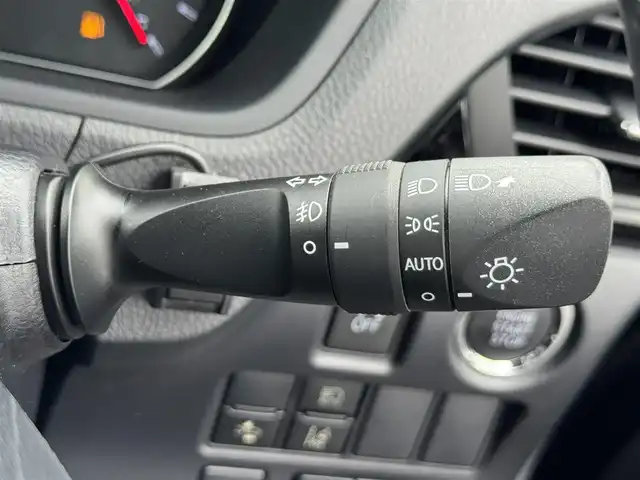 トヨタ ノア Si ダブルバイビー 滋賀県 2018(平30)年 2.9万km ブラック 純正１０インチナビ/（CD/DVD/Bluetooth/フルセグTV）/バックカメラ/両側パワースライドドア/前方ドライブレコーダー/クルーズコントロール/ＭＴモード付ＡＴ/オートハイビーム/ＥＴＣ/ステアリングリモコン/ハーフレザーシート/LEDヘッドライト/オートライト/オートハイビーム/スマートキー