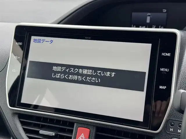 トヨタ ノア Si ダブルバイビー 滋賀県 2018(平30)年 2.9万km ブラック 純正１０インチナビ/（CD/DVD/Bluetooth/フルセグTV）/バックカメラ/両側パワースライドドア/前方ドライブレコーダー/クルーズコントロール/ＭＴモード付ＡＴ/オートハイビーム/ＥＴＣ/ステアリングリモコン/ハーフレザーシート/LEDヘッドライト/オートライト/オートハイビーム/スマートキー