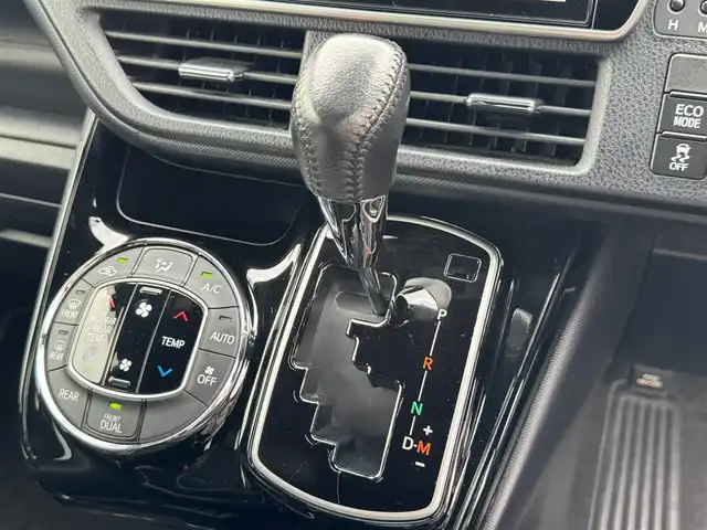トヨタ ノア Si ダブルバイビー 滋賀県 2018(平30)年 2.9万km ブラック 純正１０インチナビ/（CD/DVD/Bluetooth/フルセグTV）/バックカメラ/両側パワースライドドア/前方ドライブレコーダー/クルーズコントロール/ＭＴモード付ＡＴ/オートハイビーム/ＥＴＣ/ステアリングリモコン/ハーフレザーシート/LEDヘッドライト/オートライト/オートハイビーム/スマートキー