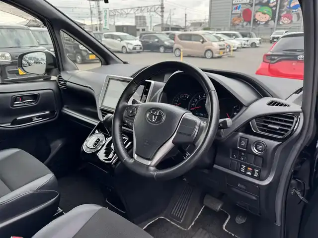 トヨタ ノア Si ダブルバイビー 滋賀県 2018(平30)年 2.9万km ブラック 純正１０インチナビ/（CD/DVD/Bluetooth/フルセグTV）/バックカメラ/両側パワースライドドア/前方ドライブレコーダー/クルーズコントロール/ＭＴモード付ＡＴ/オートハイビーム/ＥＴＣ/ステアリングリモコン/ハーフレザーシート/LEDヘッドライト/オートライト/オートハイビーム/スマートキー