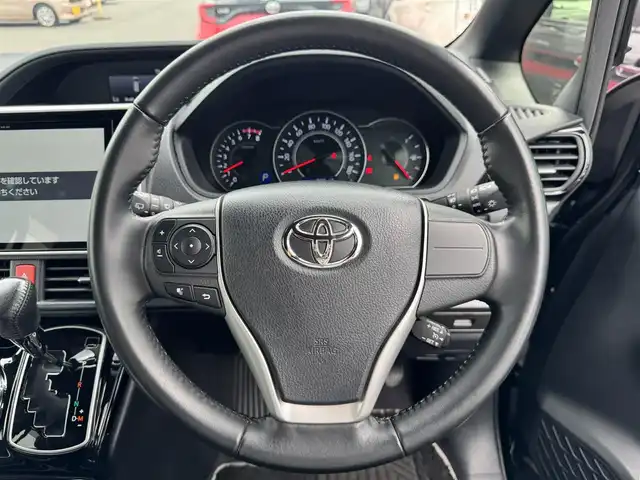 トヨタ ノア Si ダブルバイビー 滋賀県 2018(平30)年 2.9万km ブラック 純正１０インチナビ/（CD/DVD/Bluetooth/フルセグTV）/バックカメラ/両側パワースライドドア/前方ドライブレコーダー/クルーズコントロール/ＭＴモード付ＡＴ/オートハイビーム/ＥＴＣ/ステアリングリモコン/ハーフレザーシート/LEDヘッドライト/オートライト/オートハイビーム/スマートキー