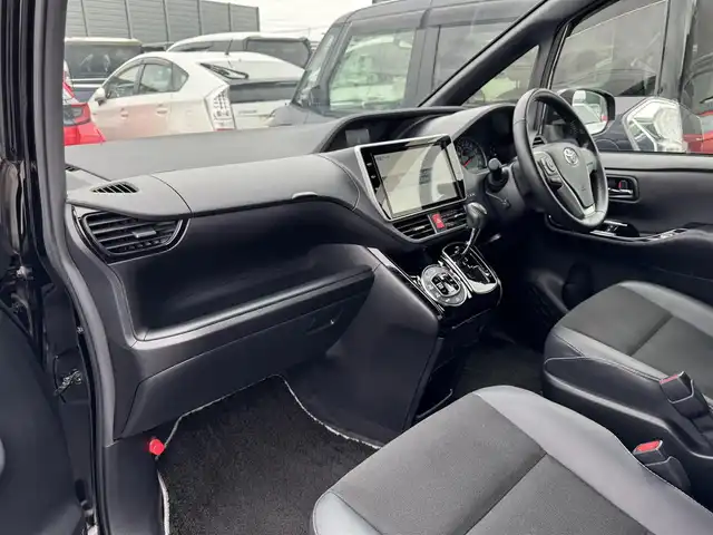 トヨタ ノア Si ダブルバイビー 滋賀県 2018(平30)年 2.9万km ブラック 純正１０インチナビ/（CD/DVD/Bluetooth/フルセグTV）/バックカメラ/両側パワースライドドア/前方ドライブレコーダー/クルーズコントロール/ＭＴモード付ＡＴ/オートハイビーム/ＥＴＣ/ステアリングリモコン/ハーフレザーシート/LEDヘッドライト/オートライト/オートハイビーム/スマートキー