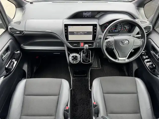 トヨタ ノア Si ダブルバイビー 滋賀県 2018(平30)年 2.9万km ブラック 純正１０インチナビ/（CD/DVD/Bluetooth/フルセグTV）/バックカメラ/両側パワースライドドア/前方ドライブレコーダー/クルーズコントロール/ＭＴモード付ＡＴ/オートハイビーム/ＥＴＣ/ステアリングリモコン/ハーフレザーシート/LEDヘッドライト/オートライト/オートハイビーム/スマートキー