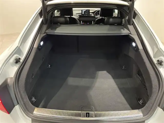 アウディ Ａ７ SB 2.0 TFSI クワトロ S LINE P 愛知県 2017(平29)年 5.5万km グレイシアホワイトメタリック アシスタンスＰＫＧ　/マトリクスＬＥＤヘッドライト/黒レザーシート　/シートヒーター　/ＢＯＳＥサウンド　/ＭＭＩナビゲーション　/Ｂｌｕｅｔｏｏｔｈ　/バックカメラ　/フルセグＴＶ　/ＡＣＣ　/ＬＫＡ　/ＢＳＭ　/ＥＴＣ２．０/パワーバックドア/ウィンカーミラー/アイドリングストップ