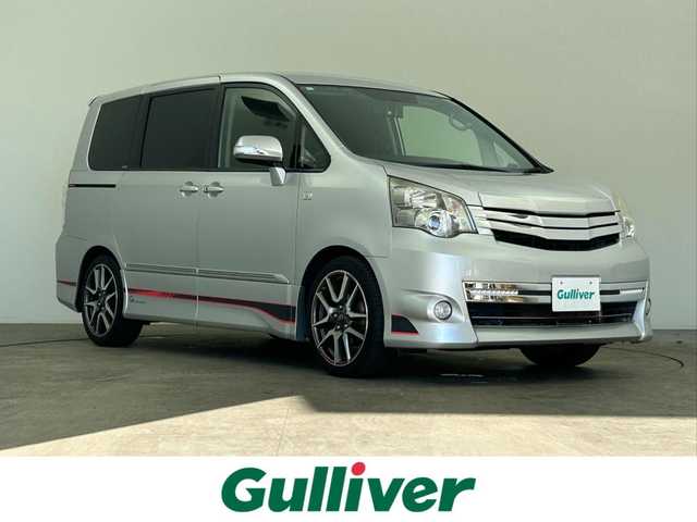 トヨタ ノア Si G’s 千葉県 2012(平24)年 5.6万km シルバーM 禁煙車/純正７型ナビ（NSZT-W61G）/AM＆FM＆Bluetooth＆CD＆DVD/両側電動スライドドア　/ビルトインＥＴＣ　/バックカメラ　/パドルシフト　/専用シート/専用16インチアルミホイール　/専用フロアマット /電動格納サイドミラー /ＬＥＤビーム　/HIDヘッドライト（オートライト付）/フォグランプ/社外センターコンソール/ウィンカーミラー/プッシュスタート/USBポート/ステアリングスイッチ