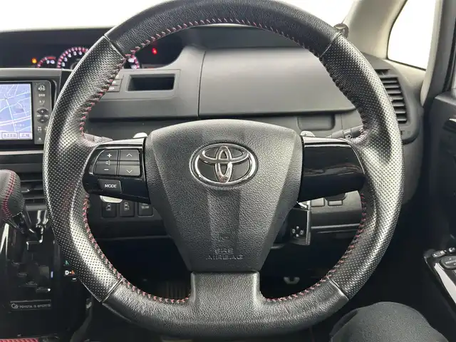 トヨタ ノア Si G’s 千葉県 2012(平24)年 5.6万km シルバーM 禁煙車/純正７型ナビ（NSZT-W61G）/AM＆FM＆Bluetooth＆CD＆DVD/両側電動スライドドア　/ビルトインＥＴＣ　/バックカメラ　/パドルシフト　/専用シート/専用16インチアルミホイール　/専用フロアマット /電動格納サイドミラー /ＬＥＤビーム　/HIDヘッドライト（オートライト付）/フォグランプ/社外センターコンソール/ウィンカーミラー/プッシュスタート/USBポート/ステアリングスイッチ