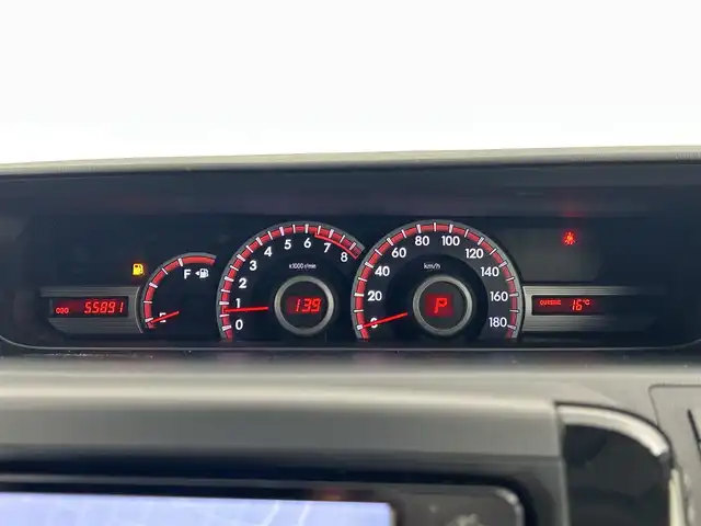 トヨタ ノア Si G’s 千葉県 2012(平24)年 5.6万km シルバーM 禁煙車/純正７型ナビ（NSZT-W61G）/AM＆FM＆Bluetooth＆CD＆DVD/両側電動スライドドア　/ビルトインＥＴＣ　/バックカメラ　/パドルシフト　/専用シート/専用16インチアルミホイール　/専用フロアマット /電動格納サイドミラー /ＬＥＤビーム　/HIDヘッドライト（オートライト付）/フォグランプ/社外センターコンソール/ウィンカーミラー/プッシュスタート/USBポート/ステアリングスイッチ