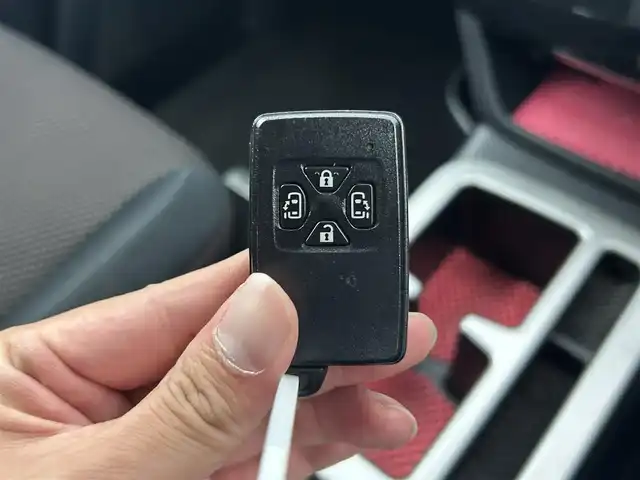 トヨタ ノア Si G’s 千葉県 2012(平24)年 5.6万km シルバーM 禁煙車/純正７型ナビ（NSZT-W61G）/AM＆FM＆Bluetooth＆CD＆DVD/両側電動スライドドア　/ビルトインＥＴＣ　/バックカメラ　/パドルシフト　/専用シート/専用16インチアルミホイール　/専用フロアマット /電動格納サイドミラー /ＬＥＤビーム　/HIDヘッドライト（オートライト付）/フォグランプ/社外センターコンソール/ウィンカーミラー/プッシュスタート/USBポート/ステアリングスイッチ