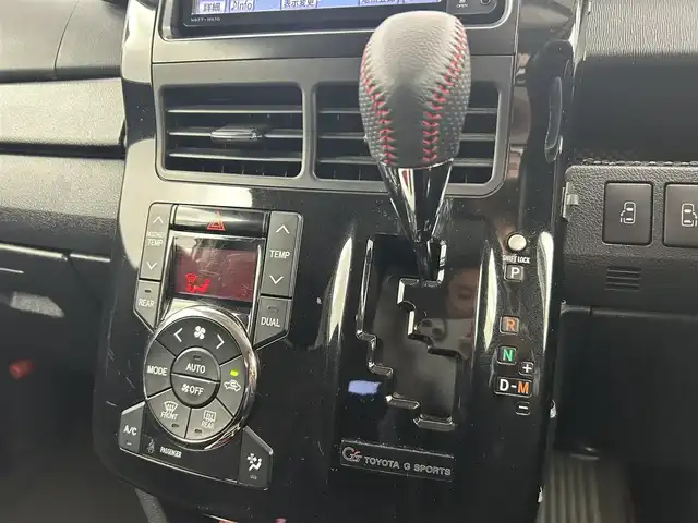 トヨタ ノア Si G’s 千葉県 2012(平24)年 5.6万km シルバーM 禁煙車/純正７型ナビ（NSZT-W61G）/AM＆FM＆Bluetooth＆CD＆DVD/両側電動スライドドア　/ビルトインＥＴＣ　/バックカメラ　/パドルシフト　/専用シート/専用16インチアルミホイール　/専用フロアマット /電動格納サイドミラー /ＬＥＤビーム　/HIDヘッドライト（オートライト付）/フォグランプ/社外センターコンソール/ウィンカーミラー/プッシュスタート/USBポート/ステアリングスイッチ