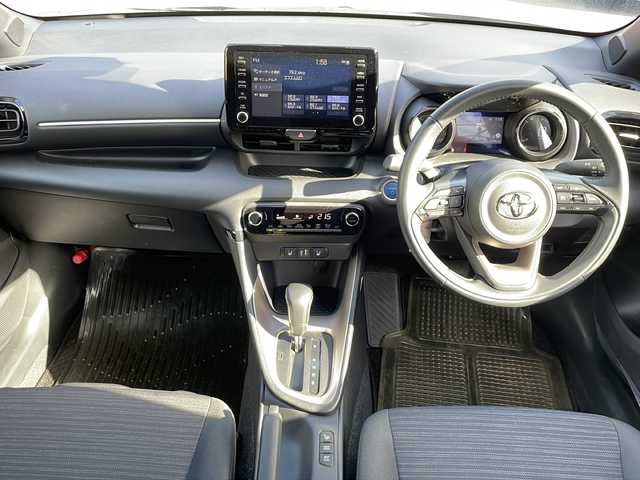 トヨタ ヤリス ハイブリッド Z 山口県 2022(令4)年 1.1万km シルバーメタリック ワンオーナー/純正ディスプレイオーディオ/BT/USB/Miracast/全周囲カメラ/純正LEDヘッドライト/オートライト/オートハイビーム/ヘッドライトレベライザー/前席シートヒーター/革巻きステアリング/ステアリングヒーター/ステアリングスイッチ/クルーズコントロール/衝突被害軽減ブレーキ/LDA/BSM/横滑り防止/コーナーセンサー/パーキングアシスト/スマートキー×２/前後タイプドライブレコーダー/純正フロアマット/電動格納ウインカードアミラー(オート機能付き)