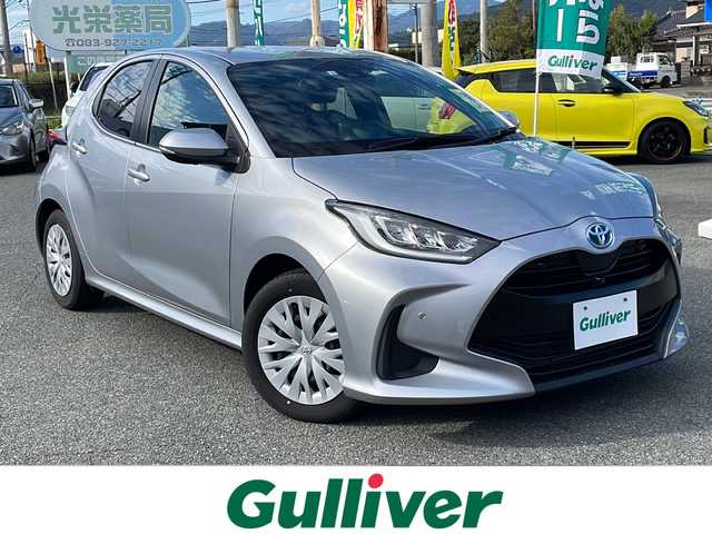 トヨタ ヤリス ハイブリッド Z 山口県 2022(令4)年 1.1万km シルバーメタリック ワンオーナー/純正ディスプレイオーディオ/BT/USB/Miracast/全周囲カメラ/純正LEDヘッドライト/オートライト/オートハイビーム/ヘッドライトレベライザー/前席シートヒーター/革巻きステアリング/ステアリングヒーター/ステアリングスイッチ/クルーズコントロール/衝突被害軽減ブレーキ/LDA/BSM/横滑り防止/コーナーセンサー/パーキングアシスト/スマートキー×２/前後タイプドライブレコーダー/純正フロアマット/電動格納ウインカードアミラー(オート機能付き)
