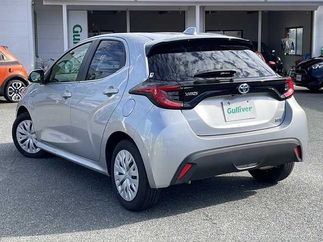 トヨタ ヤリス ハイブリッド Z 山口県 2022(令4)年 1.1万km シルバーメタリック ワンオーナー/純正ディスプレイオーディオ/BT/USB/Miracast/全周囲カメラ/純正LEDヘッドライト/オートライト/オートハイビーム/ヘッドライトレベライザー/前席シートヒーター/革巻きステアリング/ステアリングヒーター/ステアリングスイッチ/クルーズコントロール/衝突被害軽減ブレーキ/LDA/BSM/横滑り防止/コーナーセンサー/パーキングアシスト/スマートキー×２/前後タイプドライブレコーダー/純正フロアマット/電動格納ウインカードアミラー(オート機能付き)