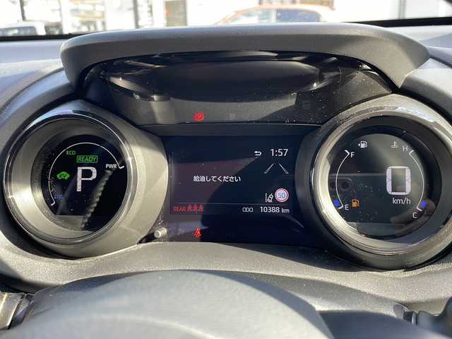 トヨタ ヤリス ハイブリッド Z 山口県 2022(令4)年 1.1万km シルバーメタリック ワンオーナー/純正ディスプレイオーディオ/BT/USB/Miracast/全周囲カメラ/純正LEDヘッドライト/オートライト/オートハイビーム/ヘッドライトレベライザー/前席シートヒーター/革巻きステアリング/ステアリングヒーター/ステアリングスイッチ/クルーズコントロール/衝突被害軽減ブレーキ/LDA/BSM/横滑り防止/コーナーセンサー/パーキングアシスト/スマートキー×２/前後タイプドライブレコーダー/純正フロアマット/電動格納ウインカードアミラー(オート機能付き)