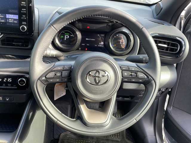 トヨタ ヤリス ハイブリッド Z 山口県 2022(令4)年 1.1万km シルバーメタリック ワンオーナー/純正ディスプレイオーディオ/BT/USB/Miracast/全周囲カメラ/純正LEDヘッドライト/オートライト/オートハイビーム/ヘッドライトレベライザー/前席シートヒーター/革巻きステアリング/ステアリングヒーター/ステアリングスイッチ/クルーズコントロール/衝突被害軽減ブレーキ/LDA/BSM/横滑り防止/コーナーセンサー/パーキングアシスト/スマートキー×２/前後タイプドライブレコーダー/純正フロアマット/電動格納ウインカードアミラー(オート機能付き)