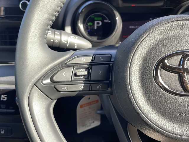 トヨタ ヤリス ハイブリッド Z 山口県 2022(令4)年 1.1万km シルバーメタリック ワンオーナー/純正ディスプレイオーディオ/BT/USB/Miracast/全周囲カメラ/純正LEDヘッドライト/オートライト/オートハイビーム/ヘッドライトレベライザー/前席シートヒーター/革巻きステアリング/ステアリングヒーター/ステアリングスイッチ/クルーズコントロール/衝突被害軽減ブレーキ/LDA/BSM/横滑り防止/コーナーセンサー/パーキングアシスト/スマートキー×２/前後タイプドライブレコーダー/純正フロアマット/電動格納ウインカードアミラー(オート機能付き)