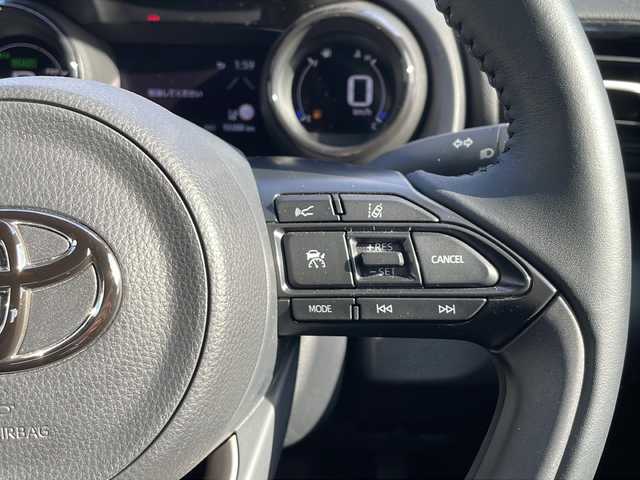 トヨタ ヤリス ハイブリッド Z 山口県 2022(令4)年 1.1万km シルバーメタリック ワンオーナー/純正ディスプレイオーディオ/BT/USB/Miracast/全周囲カメラ/純正LEDヘッドライト/オートライト/オートハイビーム/ヘッドライトレベライザー/前席シートヒーター/革巻きステアリング/ステアリングヒーター/ステアリングスイッチ/クルーズコントロール/衝突被害軽減ブレーキ/LDA/BSM/横滑り防止/コーナーセンサー/パーキングアシスト/スマートキー×２/前後タイプドライブレコーダー/純正フロアマット/電動格納ウインカードアミラー(オート機能付き)