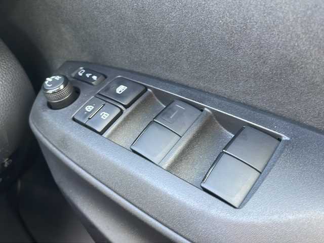 トヨタ ヤリス ハイブリッド Z 山口県 2022(令4)年 1.1万km シルバーメタリック ワンオーナー/純正ディスプレイオーディオ/BT/USB/Miracast/全周囲カメラ/純正LEDヘッドライト/オートライト/オートハイビーム/ヘッドライトレベライザー/前席シートヒーター/革巻きステアリング/ステアリングヒーター/ステアリングスイッチ/クルーズコントロール/衝突被害軽減ブレーキ/LDA/BSM/横滑り防止/コーナーセンサー/パーキングアシスト/スマートキー×２/前後タイプドライブレコーダー/純正フロアマット/電動格納ウインカードアミラー(オート機能付き)