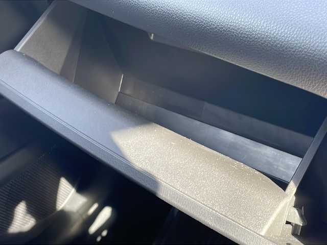 トヨタ ヤリス ハイブリッド Z 山口県 2022(令4)年 1.1万km シルバーメタリック ワンオーナー/純正ディスプレイオーディオ/BT/USB/Miracast/全周囲カメラ/純正LEDヘッドライト/オートライト/オートハイビーム/ヘッドライトレベライザー/前席シートヒーター/革巻きステアリング/ステアリングヒーター/ステアリングスイッチ/クルーズコントロール/衝突被害軽減ブレーキ/LDA/BSM/横滑り防止/コーナーセンサー/パーキングアシスト/スマートキー×２/前後タイプドライブレコーダー/純正フロアマット/電動格納ウインカードアミラー(オート機能付き)