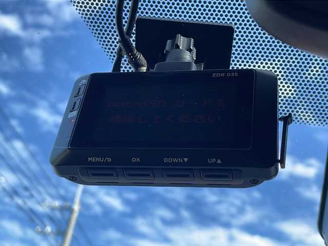 トヨタ ヤリス ハイブリッド Z 山口県 2022(令4)年 1.1万km シルバーメタリック ワンオーナー/純正ディスプレイオーディオ/BT/USB/Miracast/全周囲カメラ/純正LEDヘッドライト/オートライト/オートハイビーム/ヘッドライトレベライザー/前席シートヒーター/革巻きステアリング/ステアリングヒーター/ステアリングスイッチ/クルーズコントロール/衝突被害軽減ブレーキ/LDA/BSM/横滑り防止/コーナーセンサー/パーキングアシスト/スマートキー×２/前後タイプドライブレコーダー/純正フロアマット/電動格納ウインカードアミラー(オート機能付き)