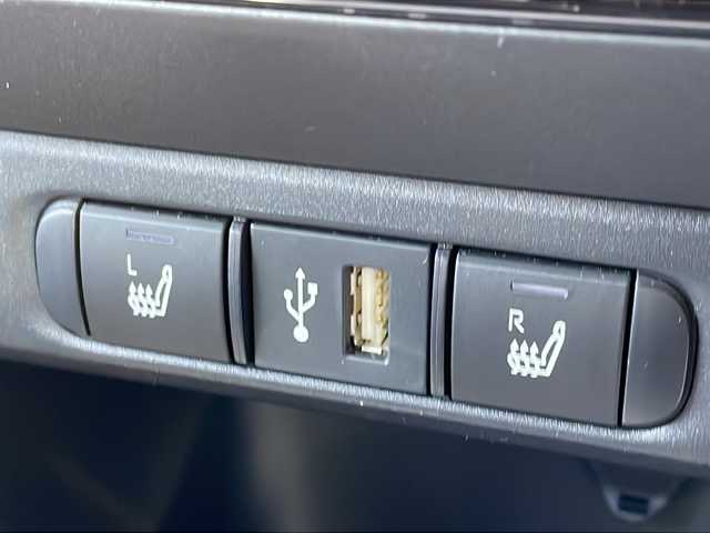 トヨタ ヤリス ハイブリッド Z 山口県 2022(令4)年 1.1万km シルバーメタリック ワンオーナー/純正ディスプレイオーディオ/BT/USB/Miracast/全周囲カメラ/純正LEDヘッドライト/オートライト/オートハイビーム/ヘッドライトレベライザー/前席シートヒーター/革巻きステアリング/ステアリングヒーター/ステアリングスイッチ/クルーズコントロール/衝突被害軽減ブレーキ/LDA/BSM/横滑り防止/コーナーセンサー/パーキングアシスト/スマートキー×２/前後タイプドライブレコーダー/純正フロアマット/電動格納ウインカードアミラー(オート機能付き)