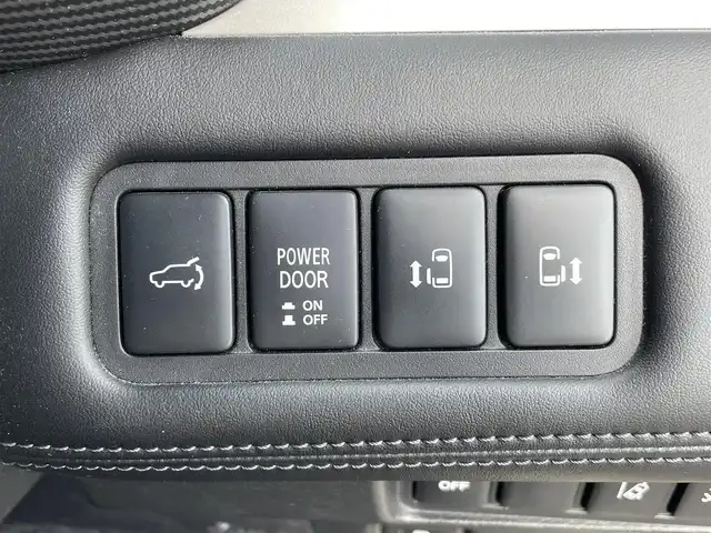 三菱 デリカＤ：５ P 岡山県 2021(令3)年 4.6万km ウォームホワイトパール 純正10.5インチナビ/フルセグTV、Bluetooth、HDMI、USB、AM、FM/純正11.5インチフリップダウンモニター/パワーバックドア/運転席パワーシート/前席シートヒーター/ステアリングヒーター/全方位カメラ/両側パワースライドドア/ETC/パドルシフト/JAOSマッドガード/パートタイム4WD/マルチLEDヘッドライト/電動パーキングブレーキ/後側方車両検知警報システム/後退時交差車両検知警報システム/三菱e-Assist/・車線逸脱警報システム/・レーダークルーズコントロール/・衝突被害軽減システム/・オートマチックハイビーム/・誤発進抑制機能