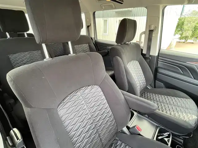 三菱 デリカＤ：５ P 岡山県 2021(令3)年 4.6万km ウォームホワイトパール 純正10.5インチナビ/フルセグTV、Bluetooth、HDMI、USB、AM、FM/純正11.5インチフリップダウンモニター/パワーバックドア/運転席パワーシート/前席シートヒーター/ステアリングヒーター/全方位カメラ/両側パワースライドドア/ETC/パドルシフト/JAOSマッドガード/パートタイム4WD/マルチLEDヘッドライト/電動パーキングブレーキ/後側方車両検知警報システム/後退時交差車両検知警報システム/三菱e-Assist/・車線逸脱警報システム/・レーダークルーズコントロール/・衝突被害軽減システム/・オートマチックハイビーム/・誤発進抑制機能