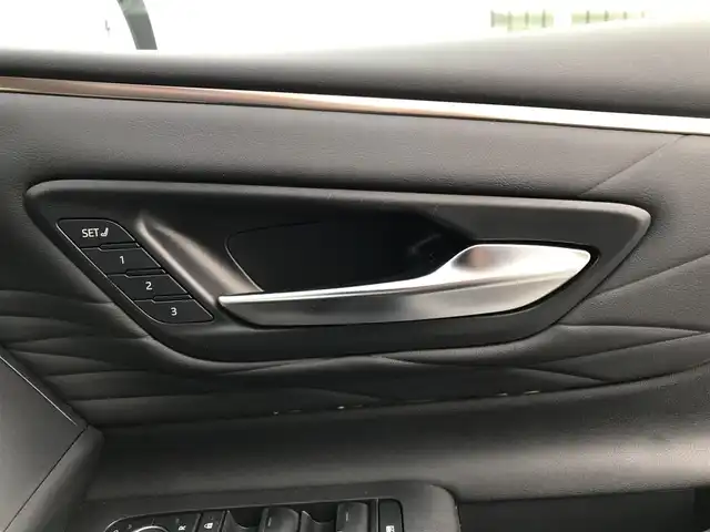 トヨタ アルファード Z 鳥取県 2024(令6)年 2.6万km プラチナホワイトパールマイカ ４・W・D/ワンオーナー/純正14インチコネクティッドナビ/フルセグ/BT/Miracast/パノラミックビューモニターモニター/ETC2.0・前後ドライブレコーダー/左右独立ムーンルーフ/トヨタセーフティセンス/ブラインドスポットモニター/ヘッドアップディスプレイ/ユニバーサルステップ/両側パワースライドドア/パワーバックドア/デジタルインナーミラー/タイプC接続　　/合皮レザーシート/前席パワーシート/運転席メモリーシート/前後席シートヒーター/エアシート/三眼LEDヘットライト/純正18インチアルミホイール/プッシュエンジンスタート/スペアキー