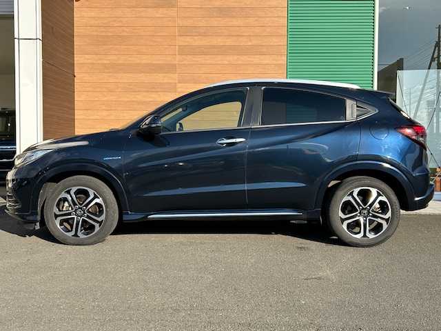 ホンダ ヴェゼル ハイブリッド Z ホンダセンシング 静岡県 2018(平30)年 8.9万km ミッドナイトブルービームM 純正8インチナビ[VXM-187VFEi]/（フルセグTV/ＣＤ/ＤＶＤ/Ｂｌｕｅｔｏｏｔｈ/AppleCarPlay）/ホンダセンシング/・衝突被害軽減ブレーキ/・車線逸脱警報機能/・アダプティブクルーズコントロール/バックカメラ/純正前後ドライブレコーダー/ビルトインＥＴＣ/ハーフレザーシート/シートヒーター/ステアリングスイッチ/LEDヘッドライト/純正アルミホイール/スマートキー×２/保証書/取扱説明書
