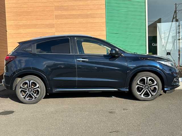 ホンダ ヴェゼル ハイブリッド Z ホンダセンシング 静岡県 2018(平30)年 8.9万km ミッドナイトブルービームM 純正8インチナビ[VXM-187VFEi]/（フルセグTV/ＣＤ/ＤＶＤ/Ｂｌｕｅｔｏｏｔｈ/AppleCarPlay）/ホンダセンシング/・衝突被害軽減ブレーキ/・車線逸脱警報機能/・アダプティブクルーズコントロール/バックカメラ/純正前後ドライブレコーダー/ビルトインＥＴＣ/ハーフレザーシート/シートヒーター/ステアリングスイッチ/LEDヘッドライト/純正アルミホイール/スマートキー×２/保証書/取扱説明書